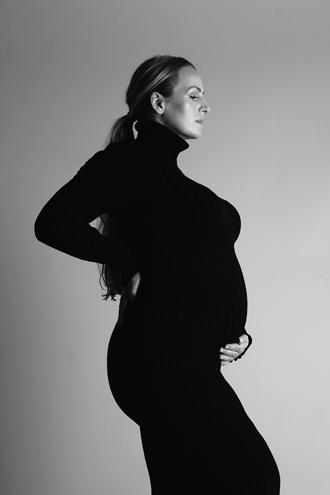 Zwangerschapsfotoshoot-Vught-fotostudio-Nikki-zwart-wit-foto
